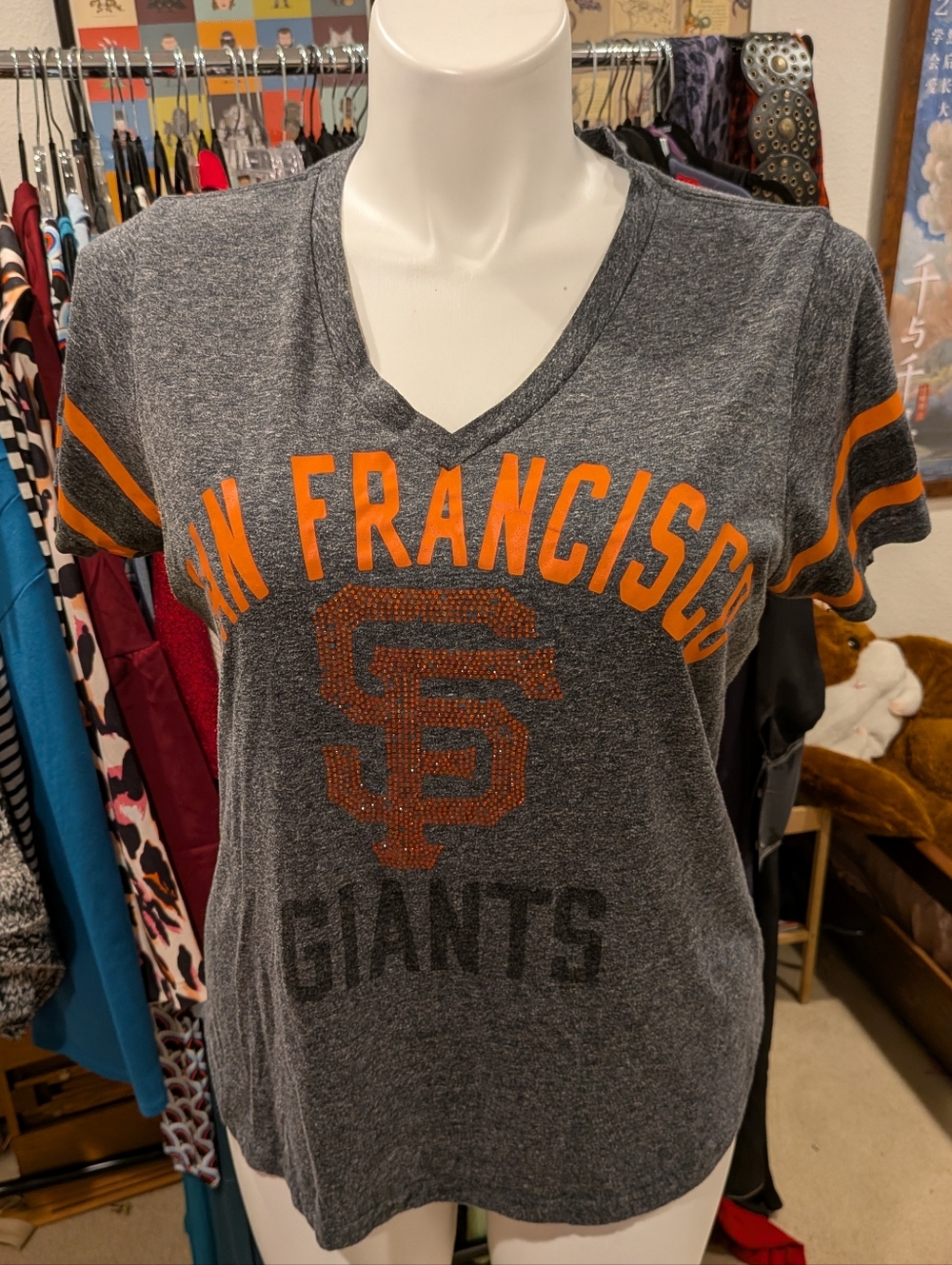 San Francisco Giants Gray & Orange  V-Neck Tee - XL